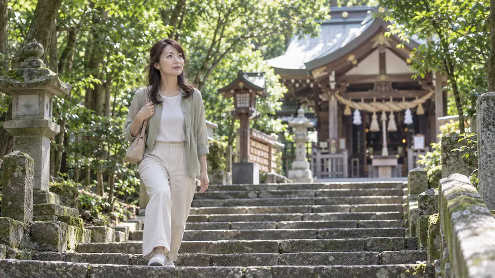 関東の縁結び神社へ良縁祈願に訪れる30代女性