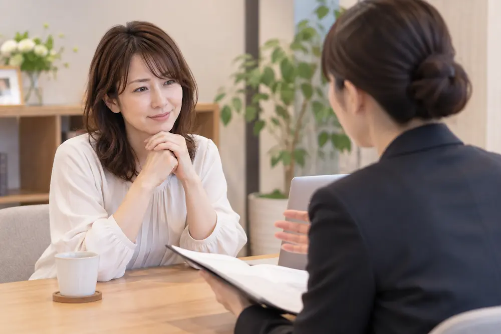 結婚相談所で担当者に婚活について相談する30代女性