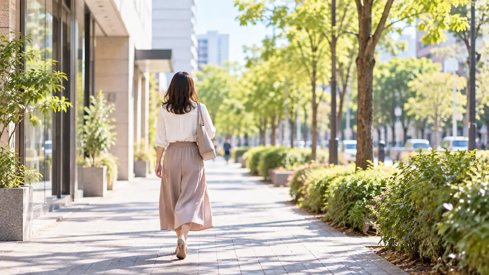 結婚相談所の無料相談を終えて街を歩く30代後半女性