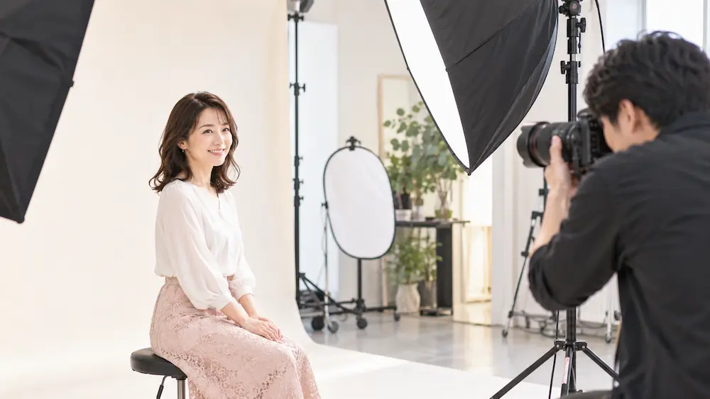 写真館で婚活プロフィール写真を撮影する30代女性