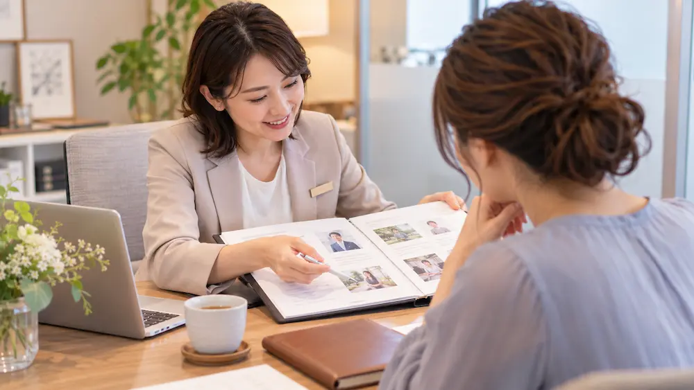 結婚相談所のカウンセラーに婚活の相談をする30代後半女性