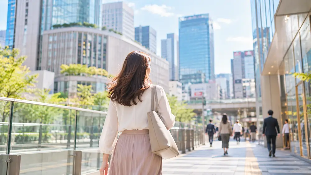 結婚相談所の無料相談へ向かう30代女性のイメージ